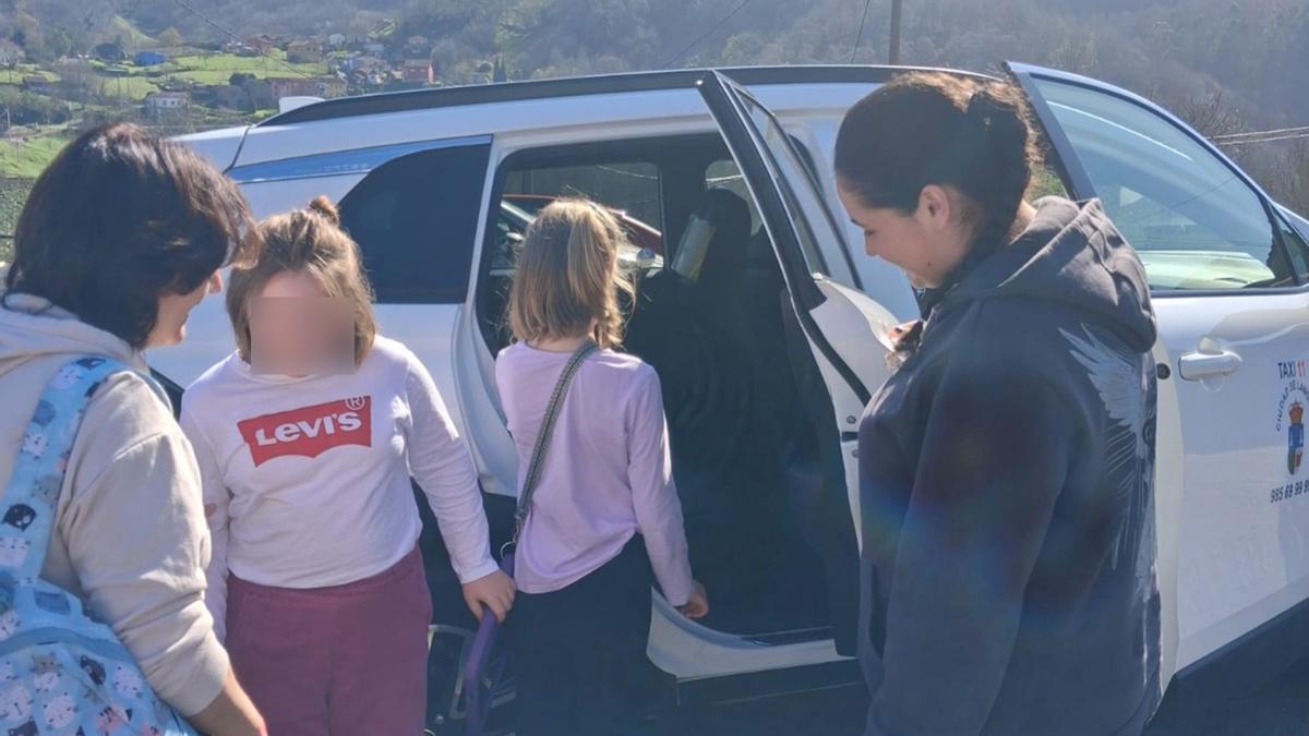 Por la izquierda, Isabel Pérez (madre de una de las menores), las dos niñas y su cuidadora.