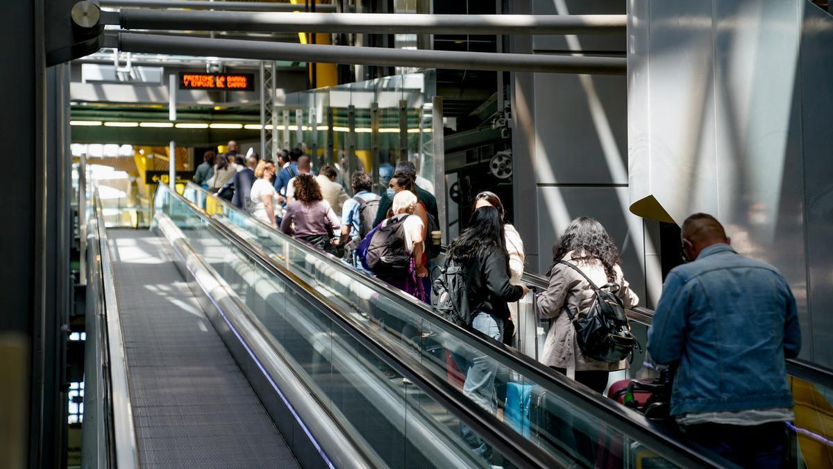 Varias personas en la T4 del aeropuerto Adolfo Suárez, Madrid-Barajas durante el primer día laboral tras el estado de alarma, a 10 de mayo de 2021, en Madrid (España). Tras el fin del segundo estado de alarma, que tuvo lugar ayer domingo 9 de mayo, la Com