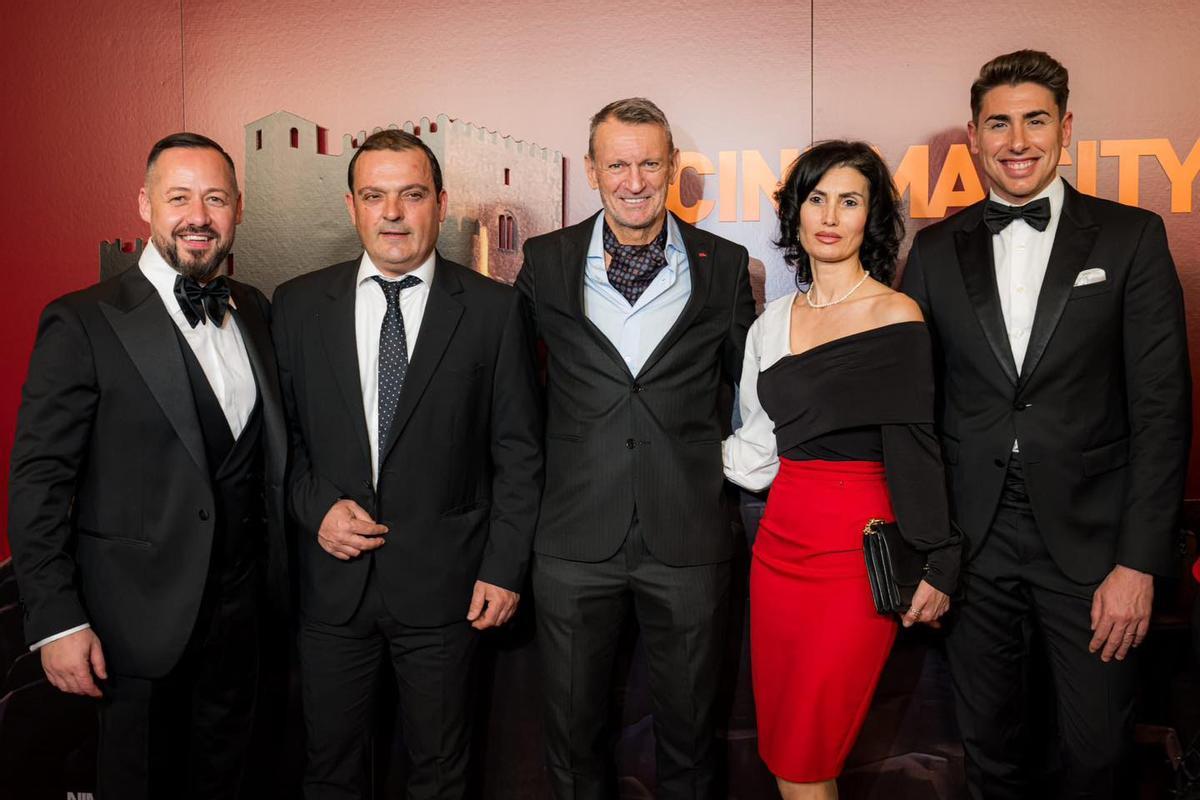 El alcalde de Peñíscola, Andrés Martínez; y el concejal de Turismo, Ramón Simó, asistieron junto a Gica Craioveanu, entre otros, de la película 'That March' en Bucarest.