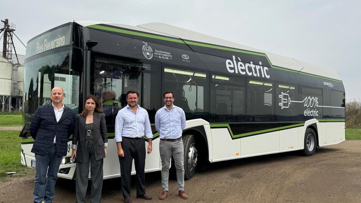 Visita del alcalde de Elche y otros responsables municipales a la planta donde se fabrican los autobuses eléctricos adquiridos