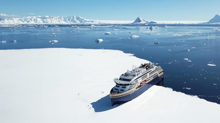 OK Antarctica MS Fridtjof Nansen Sea Ice Landing HX 45958 Photo Martin Hain
