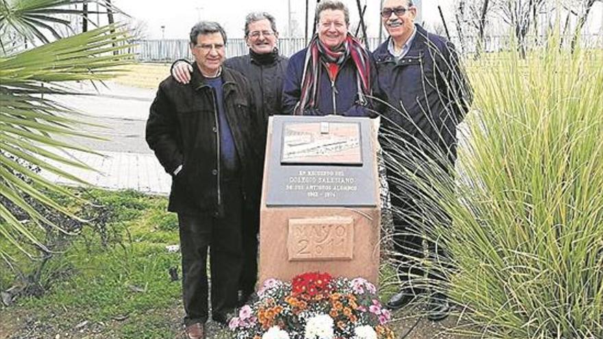 antiguos alumnos de los salesianos colocan flores en el antiguo colegio perabeño