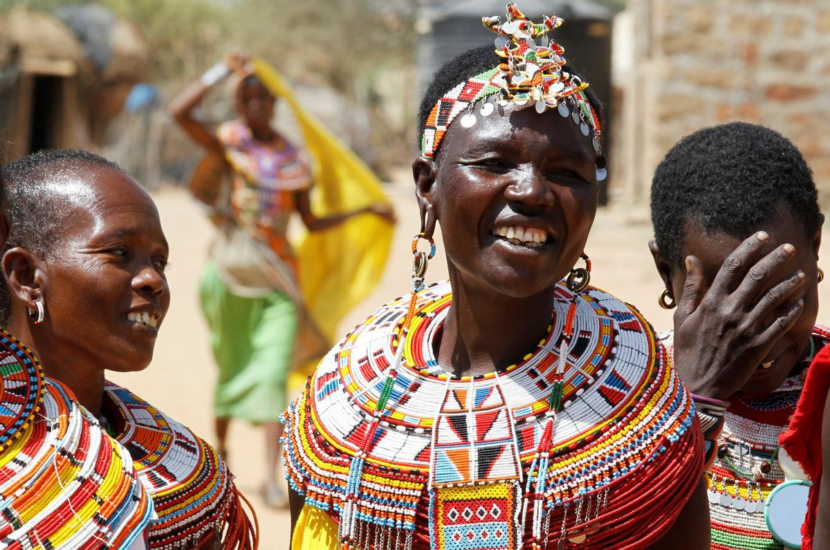 Las mujeres de la tribu Samburu que escaparon de la mutilación genital femenina y otros tipos de violencia de género hacen adornos tradicionales en la aldea de Umoja donde los hombres están restringidos, en Kenia