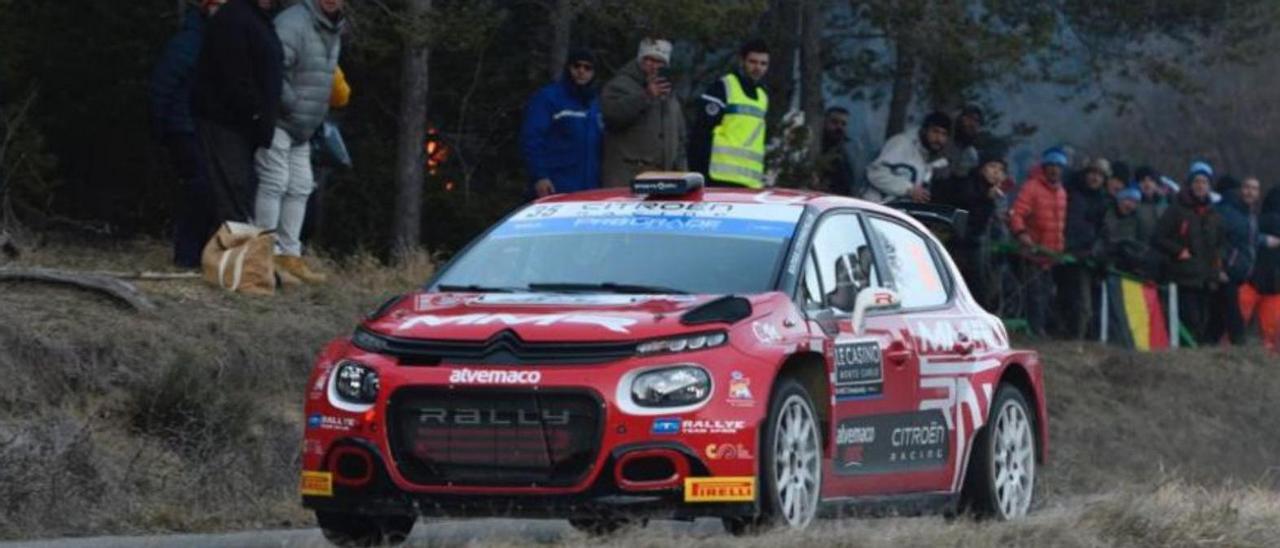 El Citroën C3 de Alejandro Cachón y Alejandro López, ayer, a su paso por un tramo cronometrado. |