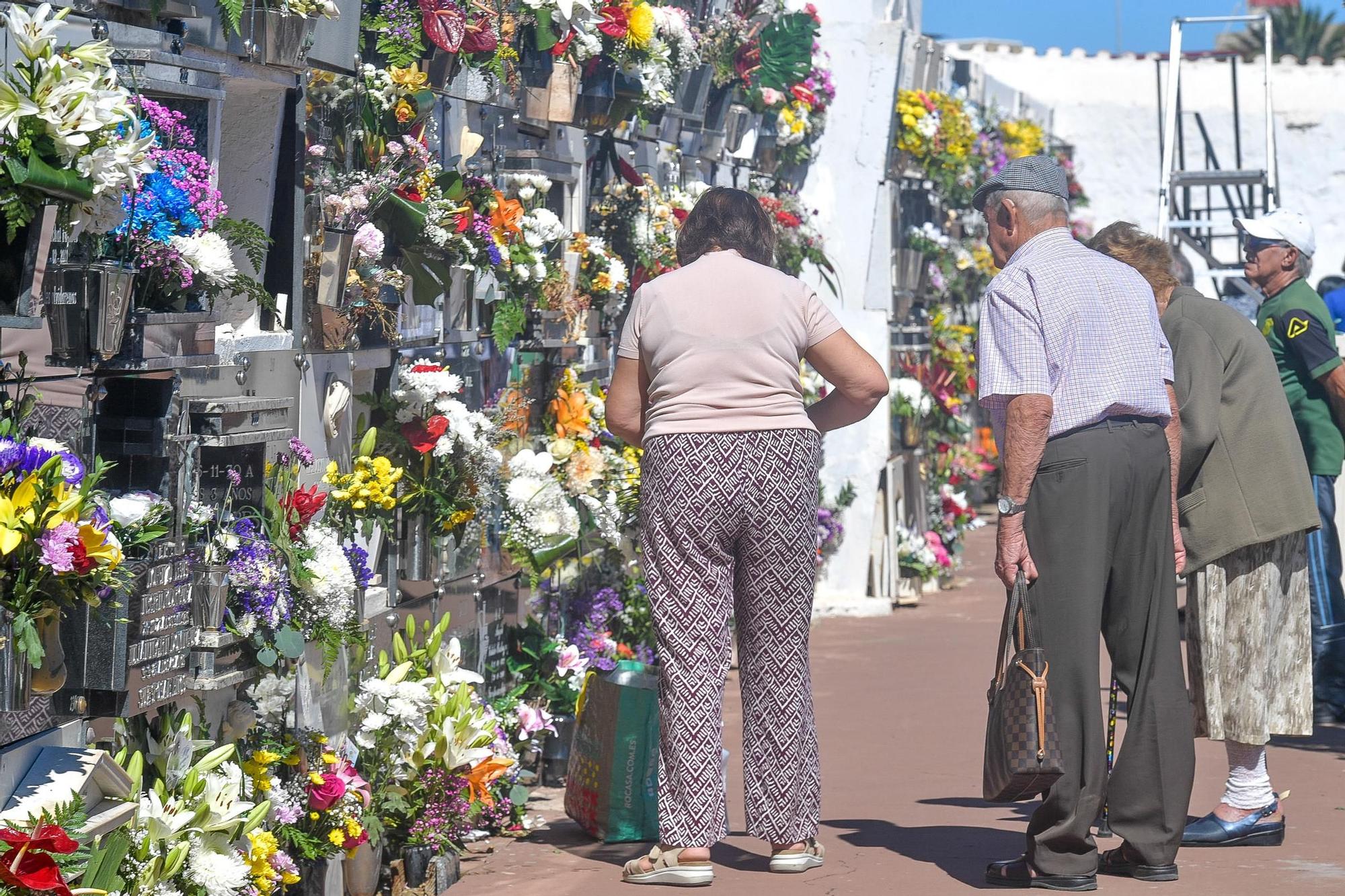 Día de Todos los Santos en cementerios de Gran Canaria