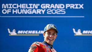 BALATONFOKAJAR (Hungary), 24/08/2025.- Ducati Lenovo rider Marc Marquez of Spain celebrates his victory during the awarding ceremony of the MotoGP Hungarian Grand Prix at the Balaton Park Circuit in Balatonfokajar, Hungary, 24 August 2025. (Motociclismo, Hungría, España) EFE/EPA/Tamas Vasvari HUNGARY OUT