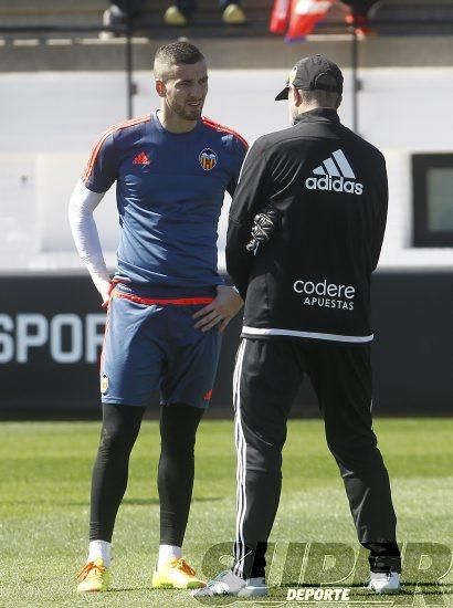 El Valencia CF entrena ante su afición