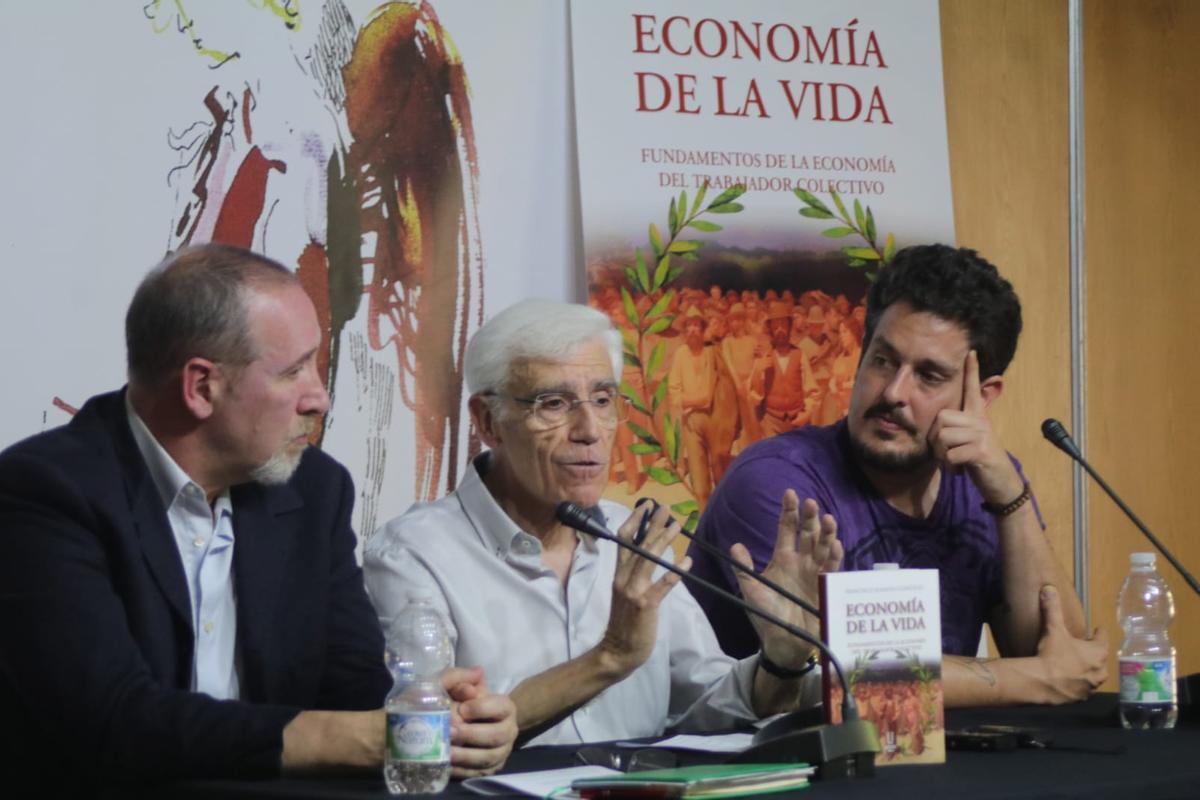 Francisco Almansa presenta 'Economía de la vida' junto a Juan Escribano Gutiérrez y Daniel Valdivieso Ramos