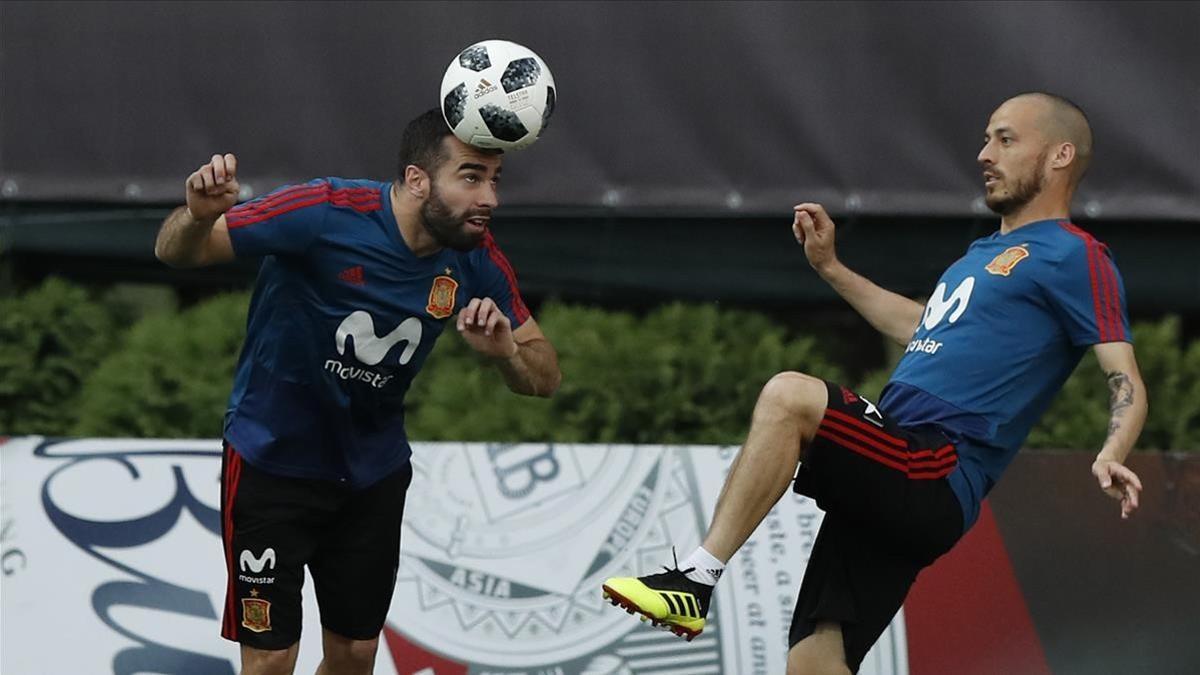 Carvajal, junto a Silva, en un entrenamiento de la selección española en Krasnodar.