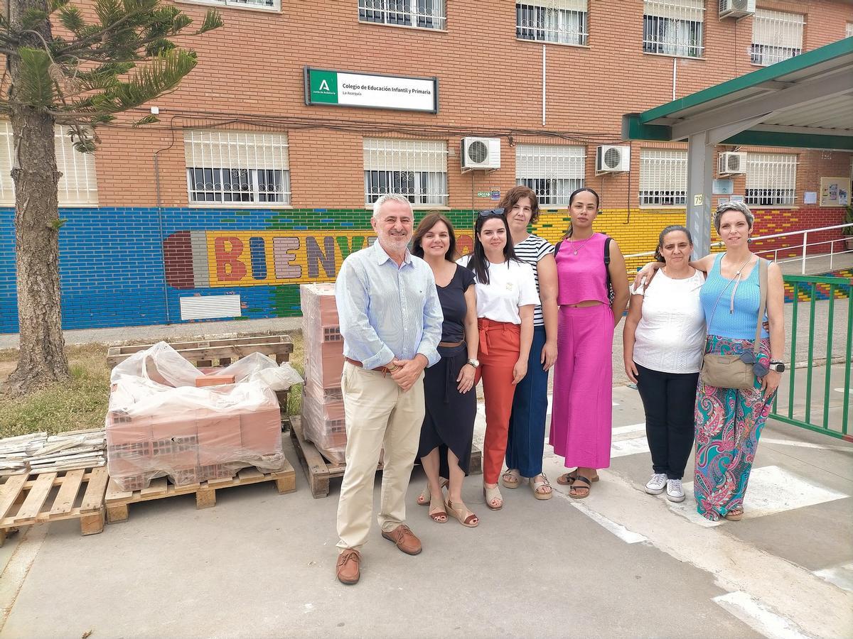 El Consistorio veleño ha invertido cerca de 10.000 euros en la instalación de equipos de climatización del CEIP Axarquía.