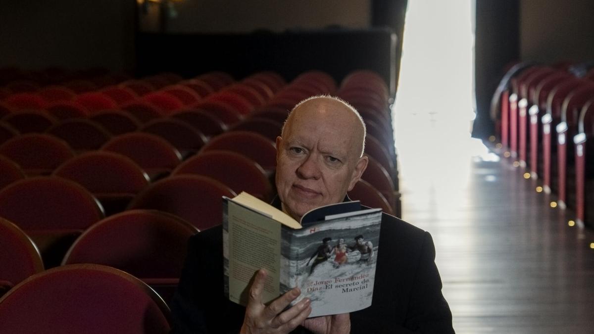 Jorge Fernández Díaz, con un ejemplar de su novela. Escritor, ganó el premio «Nadal» con «El secreto de Marcial»