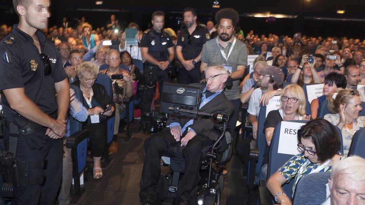 Stephen Hawking, escoltado por agentes de policía, durante el Festival Starmus, el miércoles en Arona (Tenerife).
