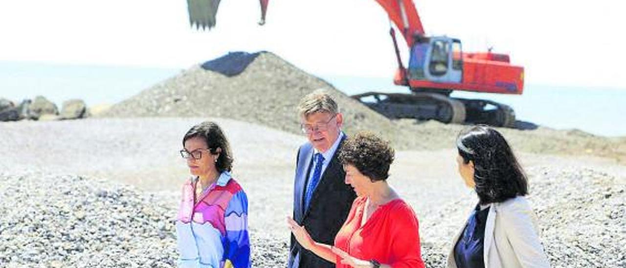 Puig, en una visita ayer a las obras en la playa de Almenara de Castellón. | DOMENECH CASTELLÓ / EFE