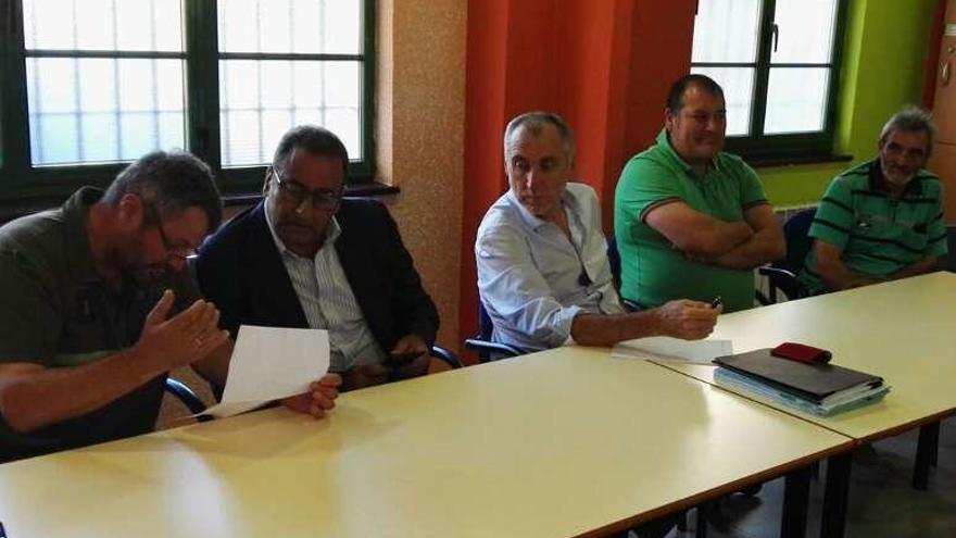 En el centro, Fernando Lastra, consejero de Medio Ambiente, y el viceconsejero, Benigno Fernández Fano, durante la reunión ayer en Vegadeo con los alcaldes de la comarca occidental.