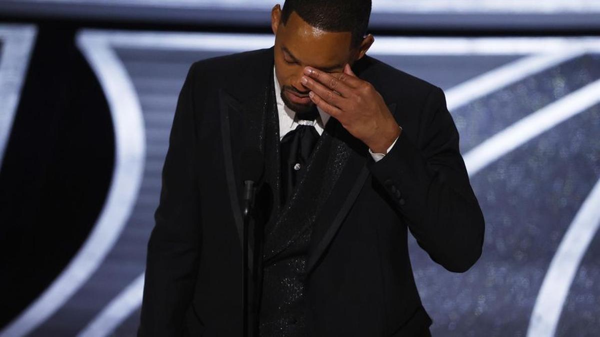 El actor Will Smith llora tras recoger el premio Oscar a mejor actor.