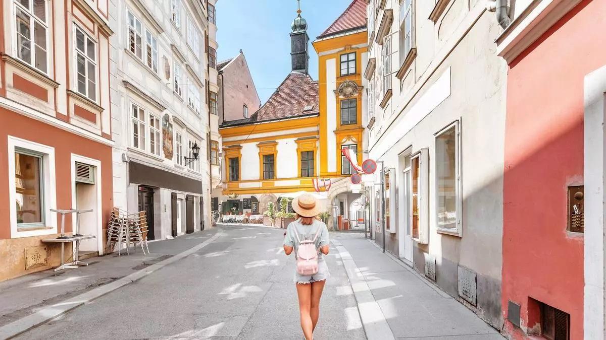 Una mujer camina por Viena