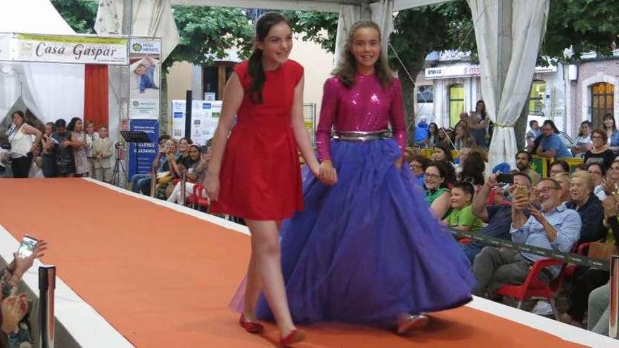 La joven diseñadora Carmen Rodríguez, en la pasarela (a la izquierda), con Caren Cuanda, que desfila con su vestido &quot;Sueño hecho realidad&quot;.