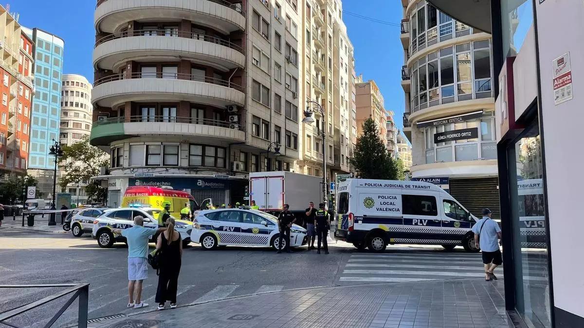 Despliegue tras el atropello mortal ocurrido en el centro de València, en el cruce de San Vicente con la avenida del Oeste.