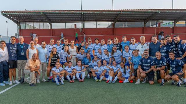 Las futbolistas del Costa Adeje celebran el triunfo alrededor del trofeo .  | CDT