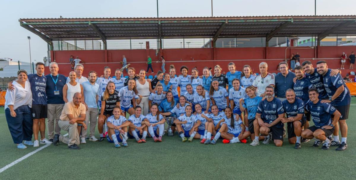 Las futbolistas del Costa Adeje celebran el triunfo alrededor del trofeo .  | CDT