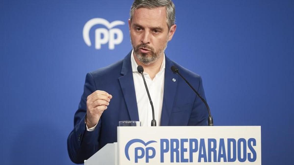 El vicesecretario de Economía del PP, Juan Bravo, en rueda de prensa después de la reunión del comité de dirección de su partido, este 25 de abril de 2022 en la madrileña calle de Génova.