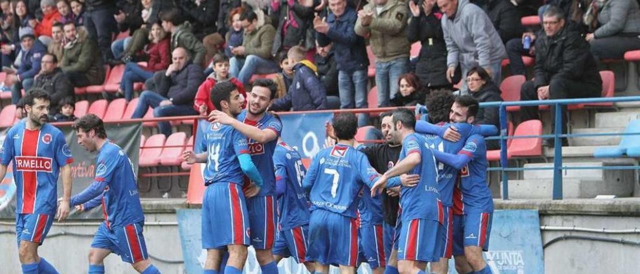 Los unionistas celebran un gol en O Couto esta temporada. // Iñaki Osorio