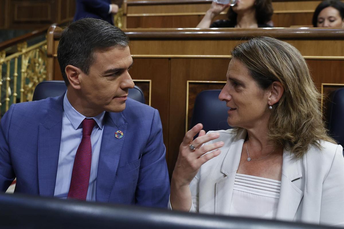 El presidente del Gobierno, Pedro Sánchez, y la vicepresidenta y ministra para la Transición Ecológica, Teresa Ribera. 