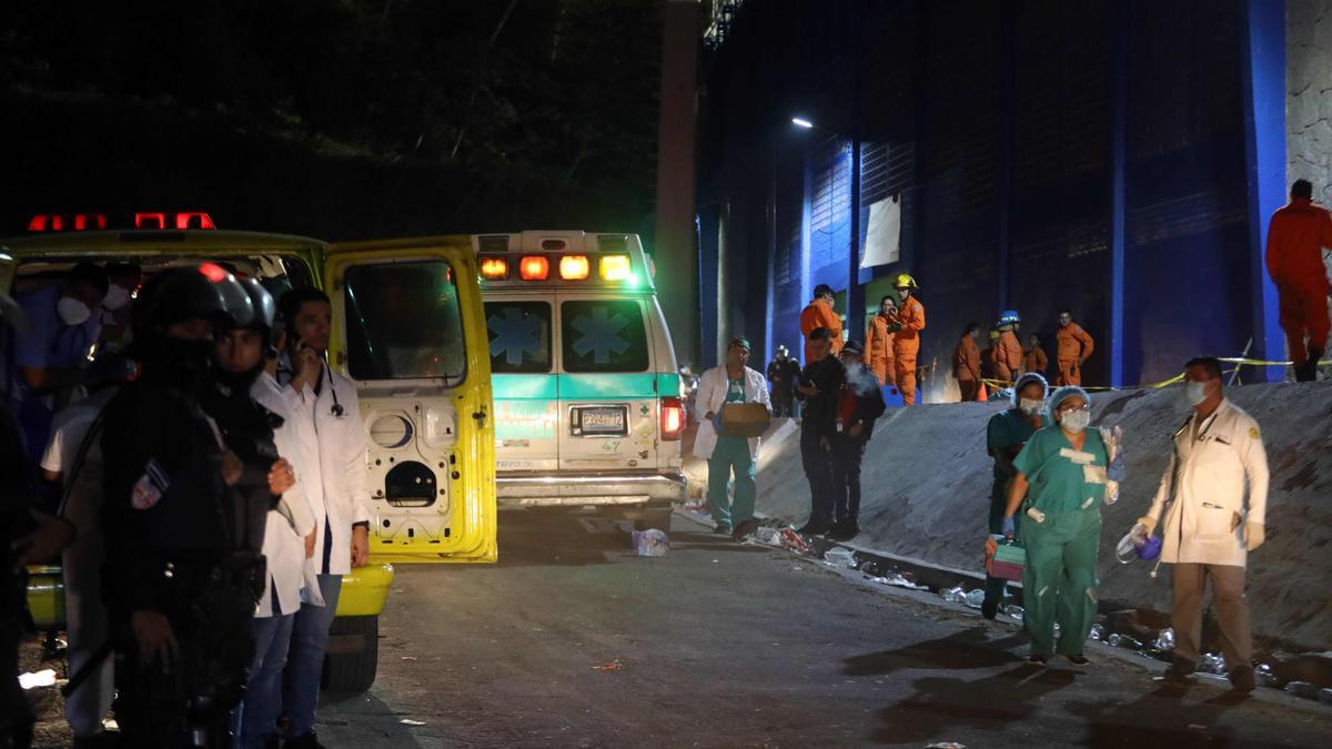 El Salvador sufre su mayor tragedia deportiva con 12 fallecidos en un estadio.