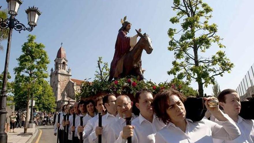 Noelia San Millán, en primer término,  en la procesión del año pasado en torno a la iglesia de San Pedro de los Arcos.