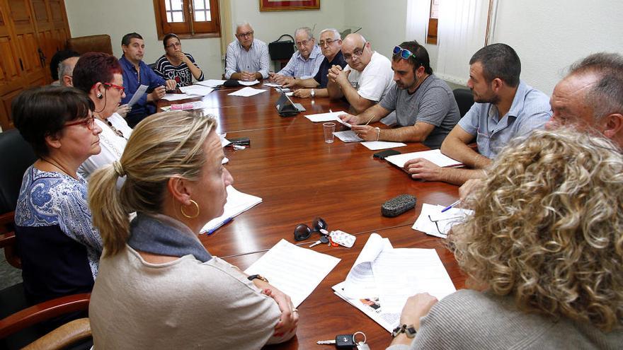 Instante de la reunión celebrada en Puçol a instancias del alcalde, Enric Esteve.