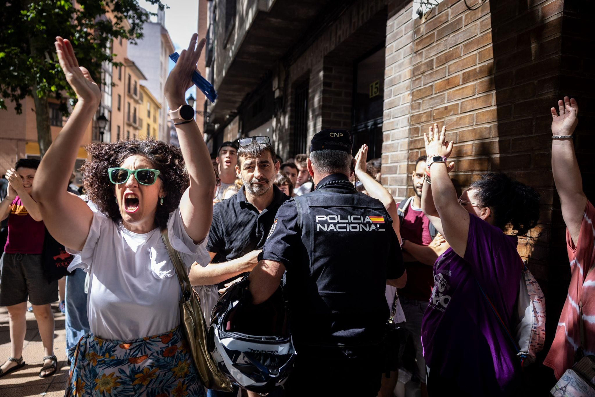 En imágenes |  Zaragoza se moviliza contra el desahucio de Samanta: "Es injusto lo que está pasando"