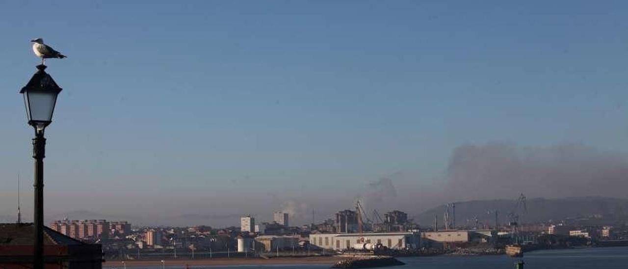 Al fondo, una capa de contaminación sobre el oeste de la ciudad.