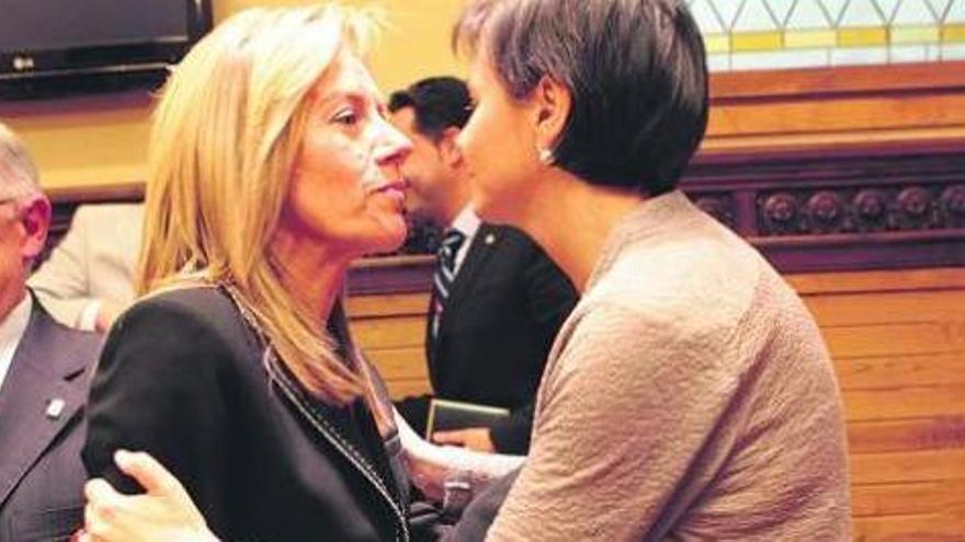 Saludo entre Carmen Moriyón y Pilar Fernández Pardo, al término del Pleno de toma de posesión en Gijón, el pasado sábado.