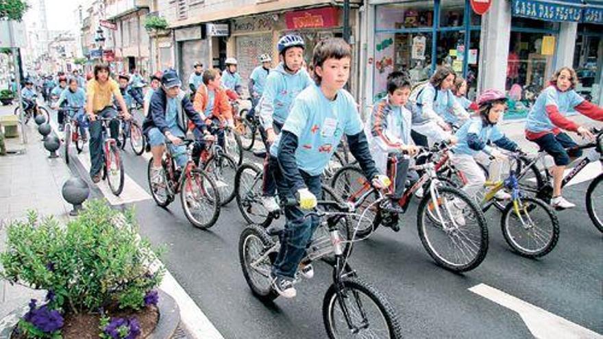 La Festa da Bicicleta congregó en A Estrada a un elevado número de participantes. / bernabé / luismy