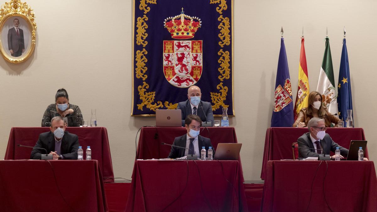 Mesa presidencial de Pleno celebrado en la Diputación de Córdoba.