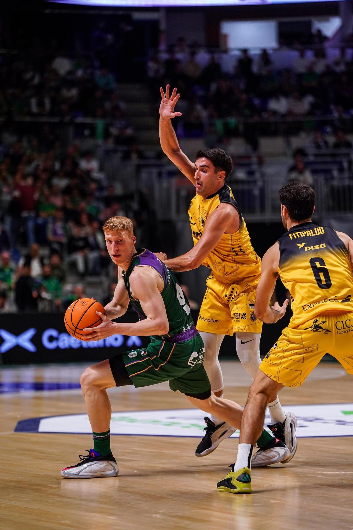 Jaime Fernández y Fitipaldo defienden a Alberto Díaz en el Unicaja-Canarias