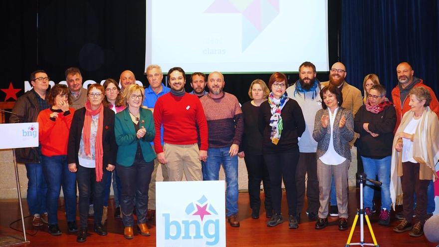 Gustavo Barcia (en el centro con un jersey rojo) en un acto del BNG