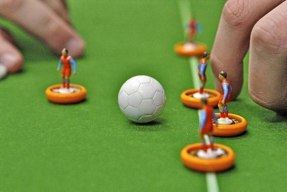 Eine ruhige Hand ist beim Subbuteo gefragt.