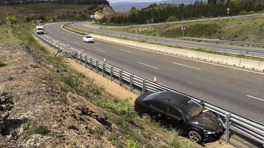 El ladrón a la fuga caminaba por la mediana de la A-52