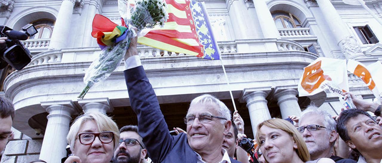 Joan Ribó celebra su investidura en 2015 junto a Consol Castillo y Pilar Soriano.