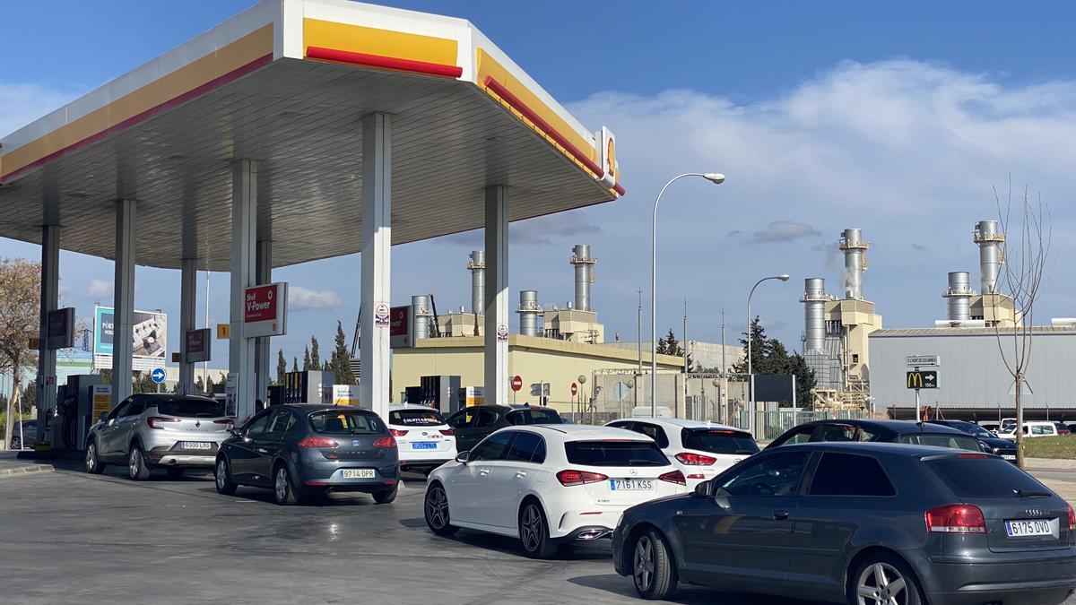 Colas en una gasolinera situada frente a la central de Cas Tresorer, en Palma