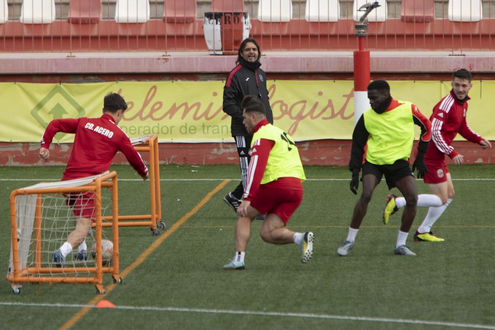 El CD Acero del Port de Sagunt entrena en el estadio Fornás antes del encuentro frente al Torrent