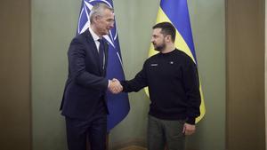 El secretario general de la OTAN, Jens Stoltenberg, y el presidente de Ucrania, Volodímir Zelenski.