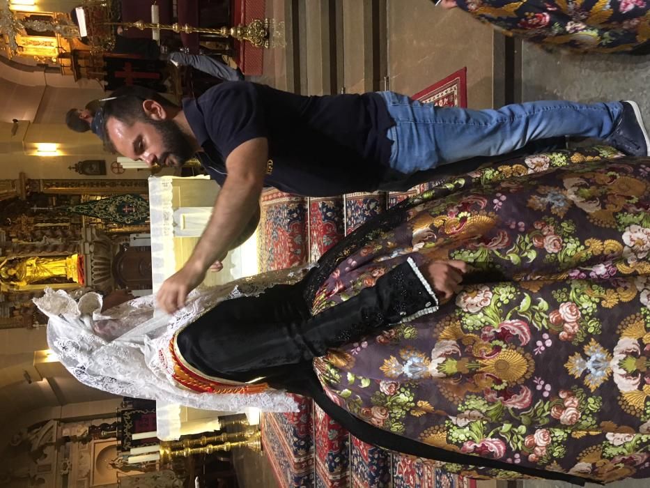 Aleida, Andrea y sus doce Damas visitaron a la patrona de Alicante, la Virgen del Remedio, gracias a la tradicional sesión de fotos