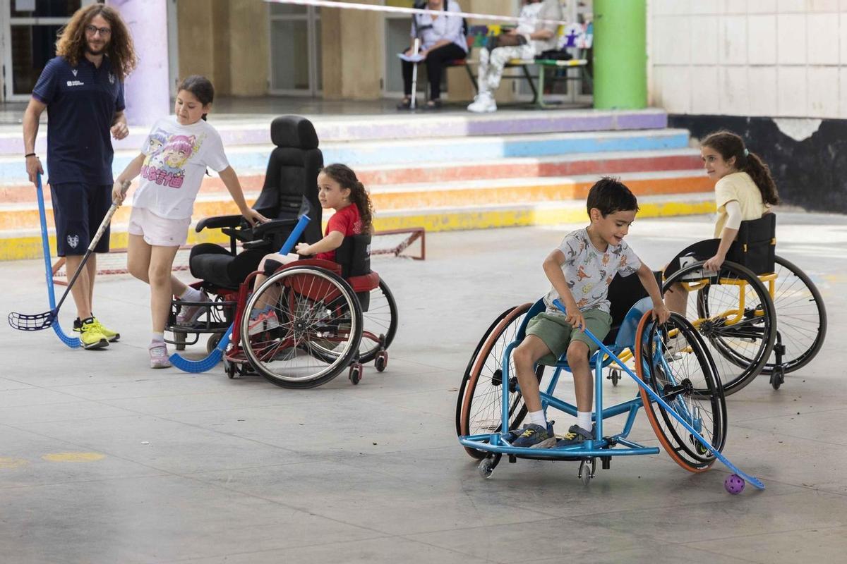 Niños y niñas practicando deporte adaptado en el CEIP Tomás de Villaroya