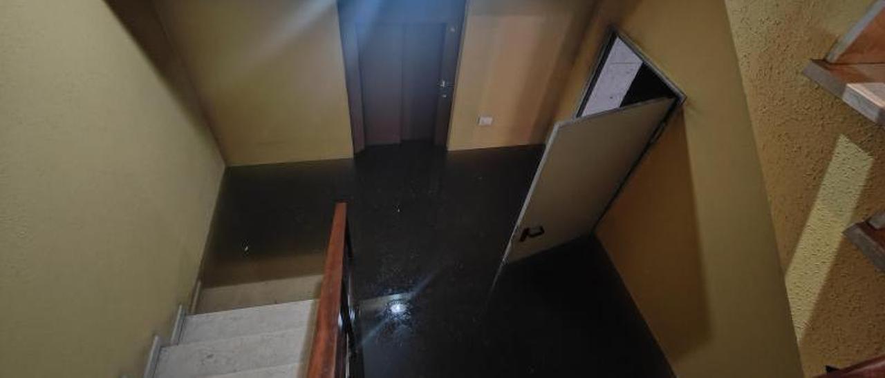 Hasta 30 centímetros de agua inutiliza los ascensores e inunda en estos momentos el sótano. | G.N.