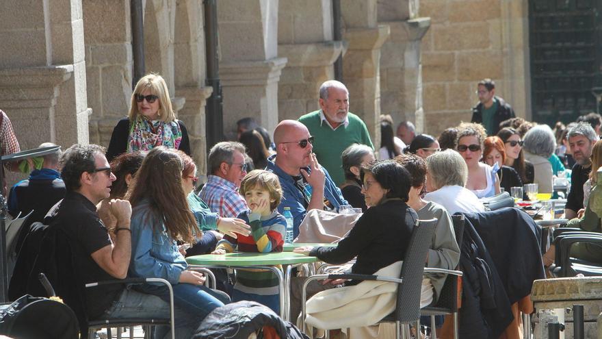 La recuperación social abarrota las plazas de Ourense durante los fines de semana y más con la llegada del calor primaveral. |   // IÑAKI OSORIO