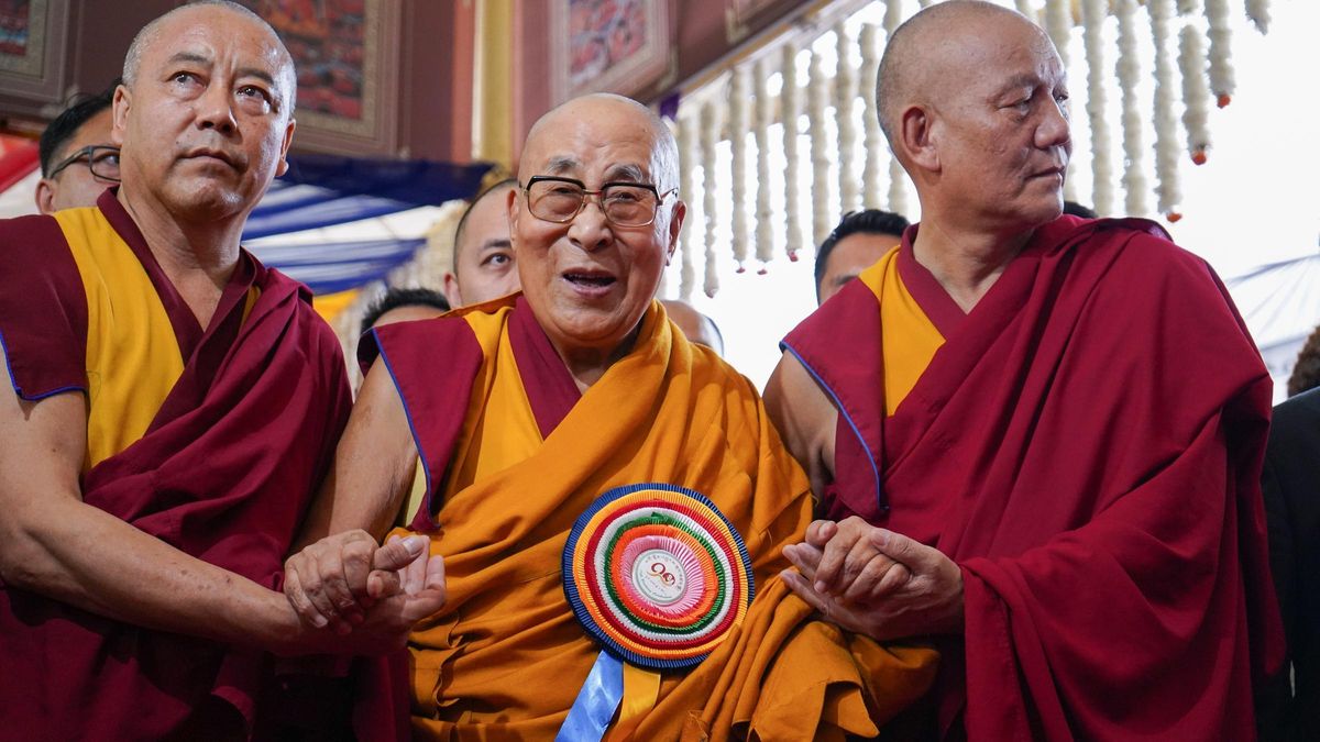 El dalái lama celebra su 90 cumpleaños con una gran ceremonia en India