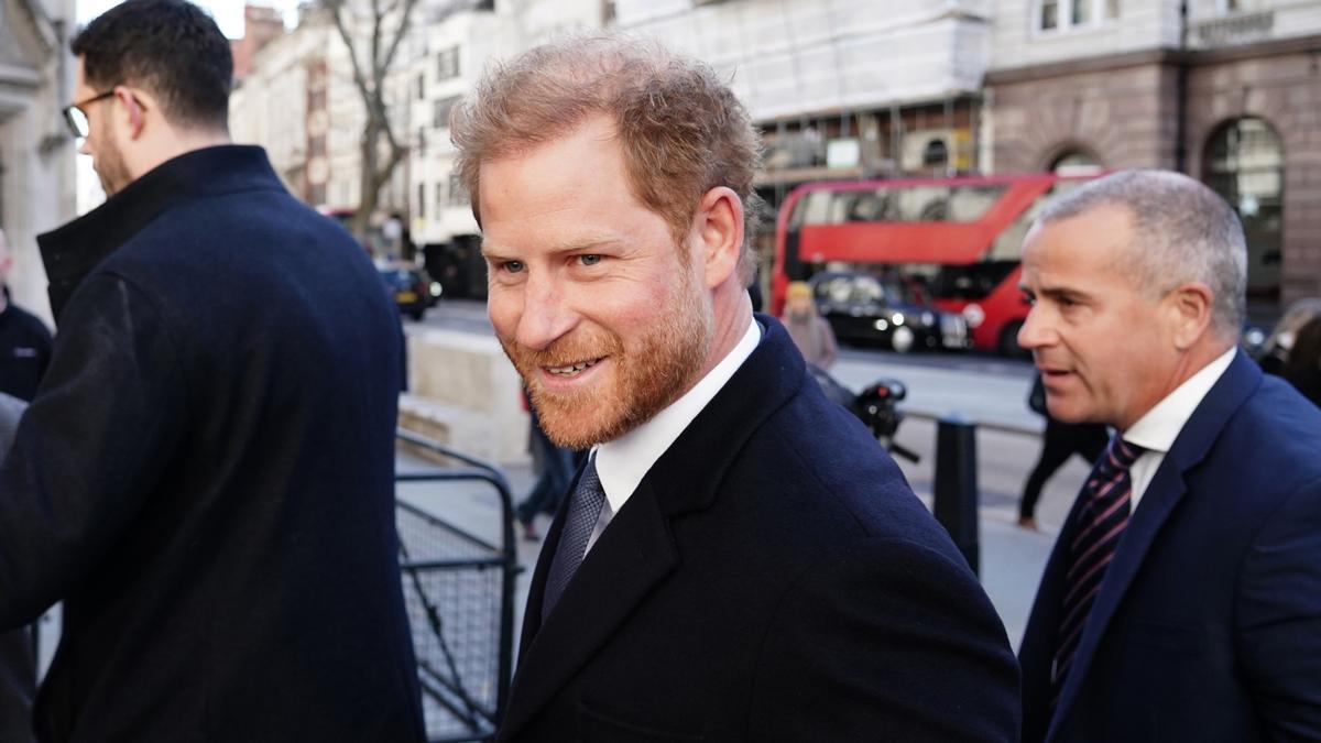 El príncipe Harry aparece por sorpresa en Londres durante un juicio contra un tabloide.