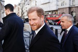El príncipe Harry aparece por sorpresa en Londres durante un juicio contra un tabloide